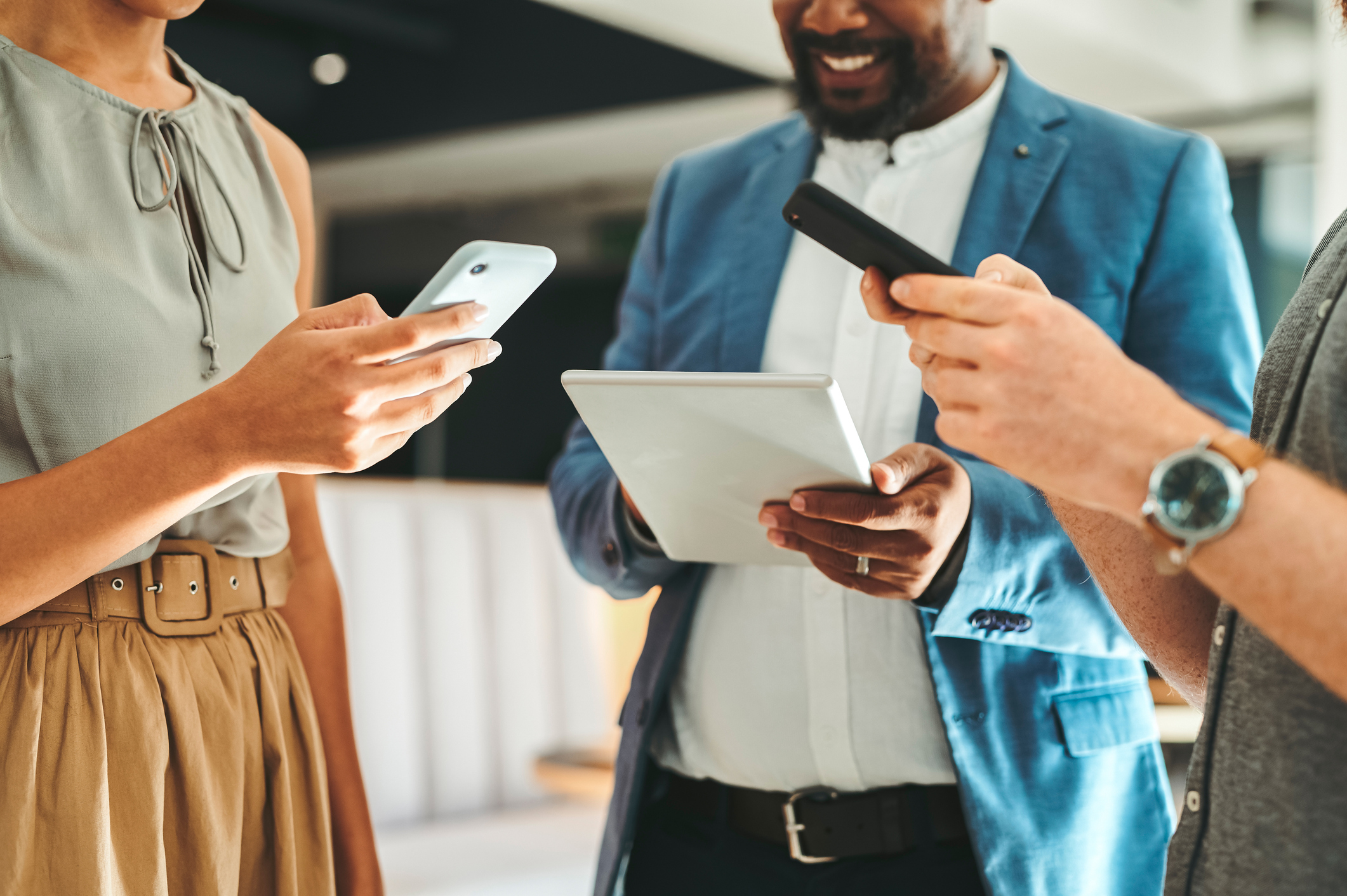 Des pros avec différents mobiles