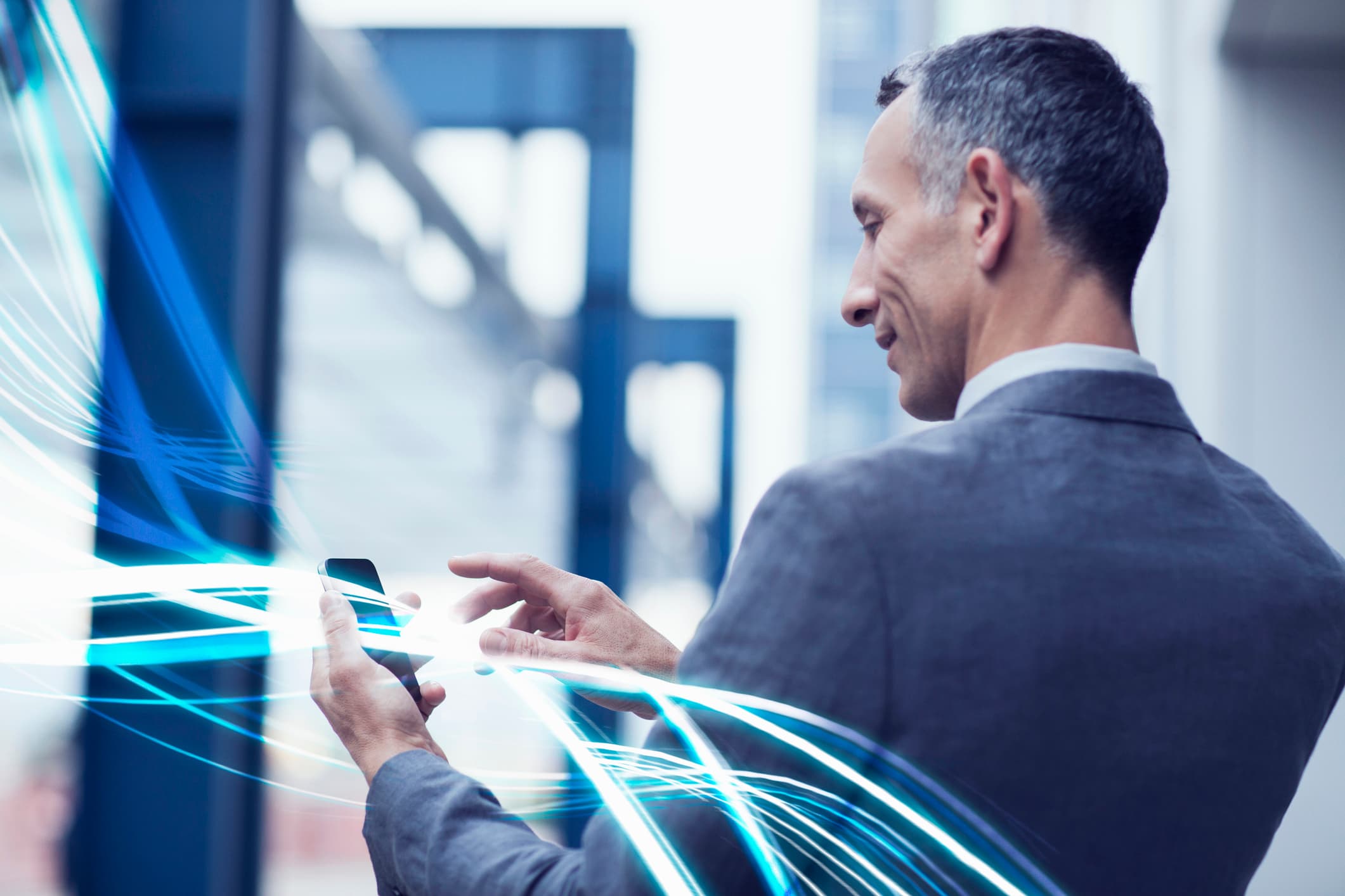 homme avec téléphone mobile dans la main qui télécharge